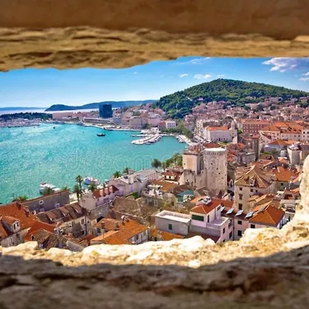 Center Lucia -split Center- * Split