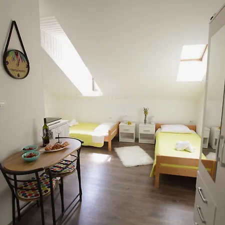 Center Lucia -split Center-