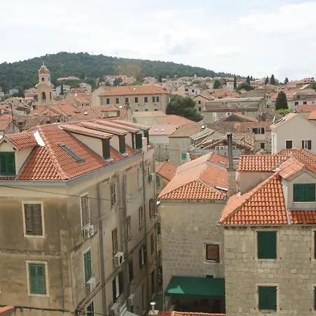 Center Lucia -split Center- Split