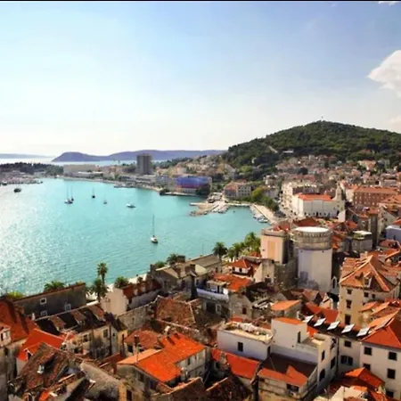 Center Lucia -split Center- Daire *