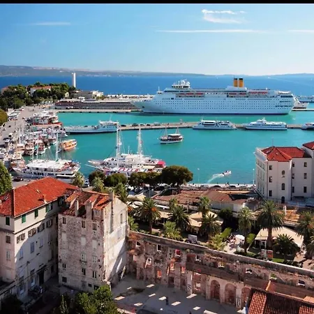 Center Lucia -split Center- Apartman *