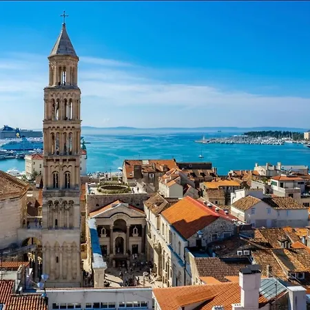 Center Lucia -split Center-
