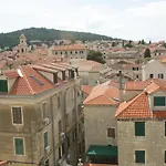 Center Lucia -split Center- Split